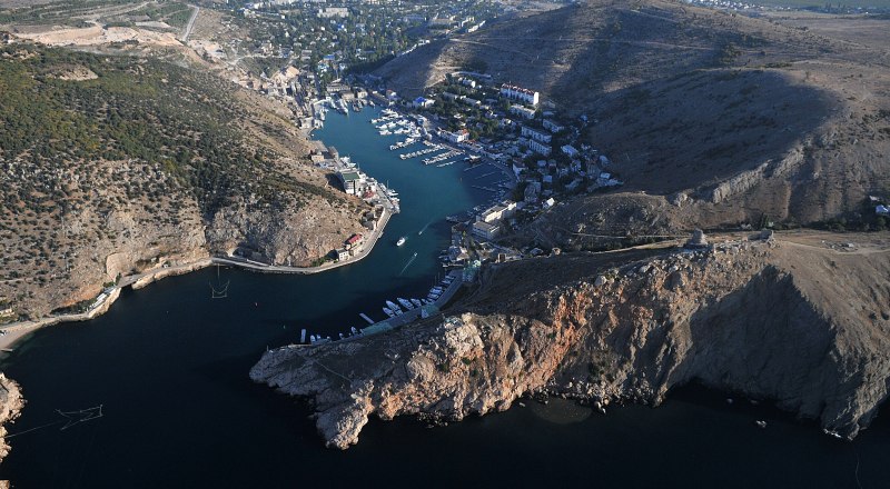 Беспилотники летят в Севастополь со стороны моря.