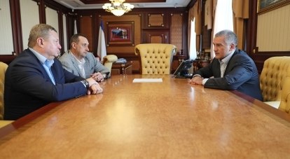Сергей Аксёнов инструктирует нового министра транспорта Игоря Захарова.