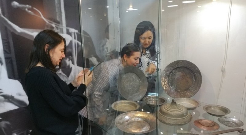 Посетители знакомятся с крымской коллекцией. 