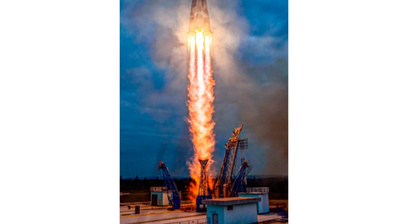 Когда ракета взлетает, специалист «видит» запуск двигателя: растёт такой параметр, как давление в камере сгорания. Фото ТАСС.