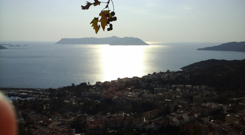 С турецкого берега виден греческий остров.