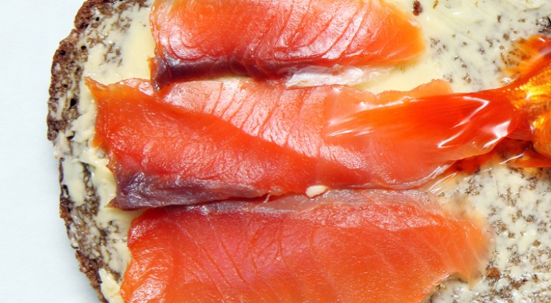 Жирные кислоты омега-3, которые содержатся в красной рыбе, снижают риск развития атеросклероза, понижают уровень холестерина и помогают укрепить иммунитет. 