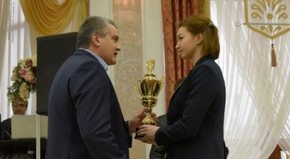 Сергей Аксёнов вручает приз чемпионке России в метании копья, заслуженному мастеру спорта Вере Ребрик.

