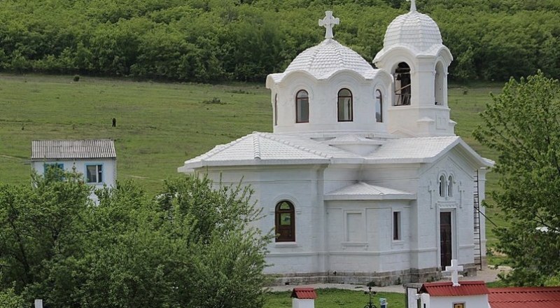 Монастырский храм в Лаках.
