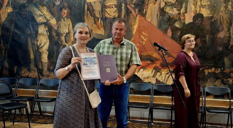 Художница с подарком от керчан.
