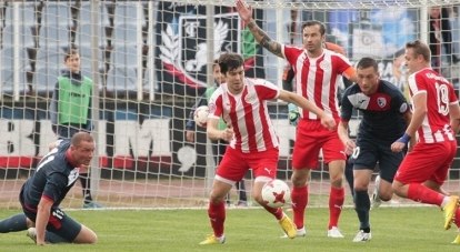 Игроки «Кызылташа» (в полосатых футболках) проводят мяч в ворота симферопольской «СТК-Таврии».
