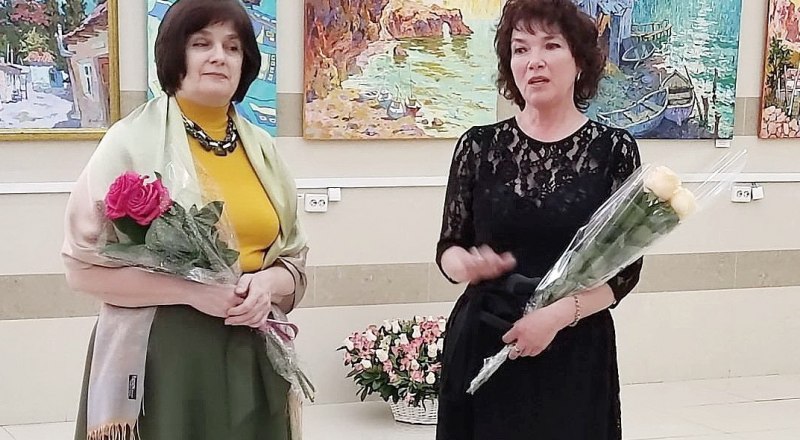 Вероника Шевчук и Наталья Золотухина на открытии выставки.