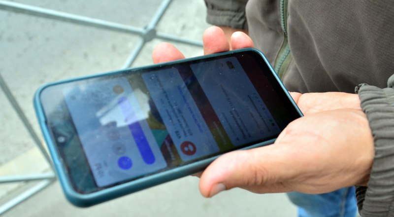 Только мошенники по телефону запрашивают личные данные, коды от банковских карт, пароли, а также просят перейти по каким-либо ссылкам. Фото Александра Кадникова.