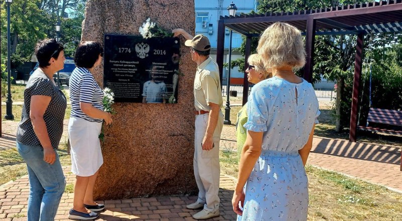  Сотрудники музея-заповедника на возложении цветов.