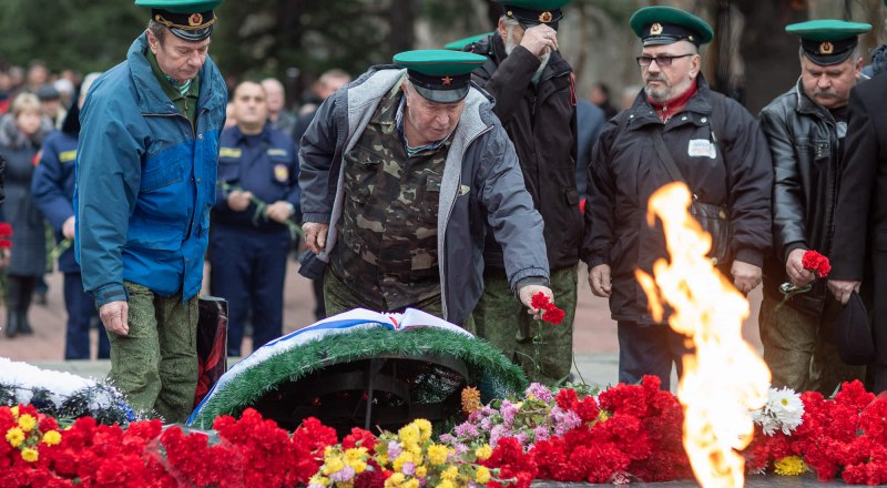 Мы помним о подвиге неизвестных солдат - защитников и освободителей Крыма и Севастополя.