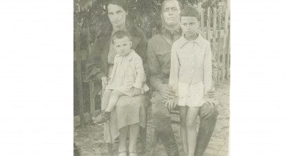Александра, Галина, Тамара и Савелий Слановы - последнее фото семьи перед войной./Фото из семейного архива СЛАНОВЫХ.