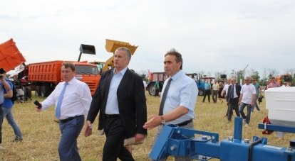 Осмотр образцов новых сельскохозяйственных машин. За минувшие полтора года крымские аграрии закупили более 3300 единиц такой техники.