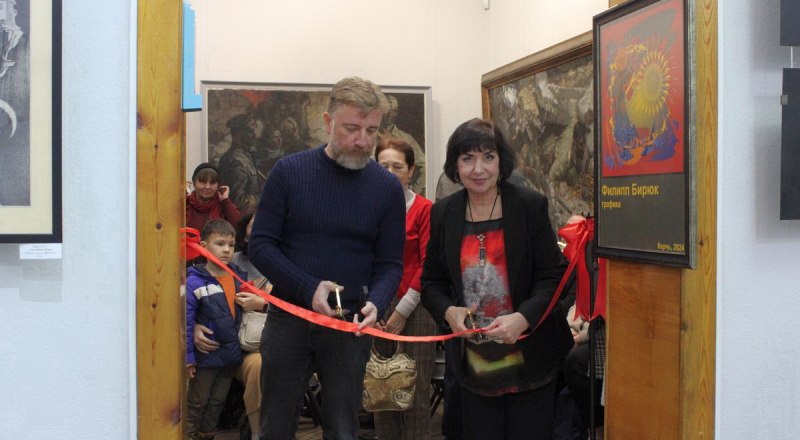 Выставку открывают Филипп Бирюк и Ольга Карцыганова. Фото Екатерины Жемановой.