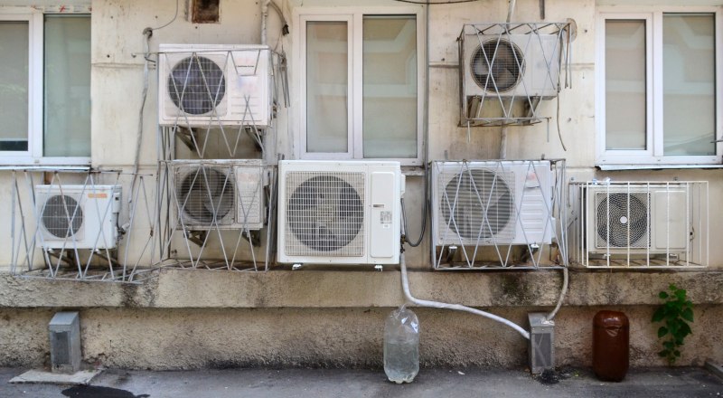 Установку кондиционера надо согласовать с соседями.