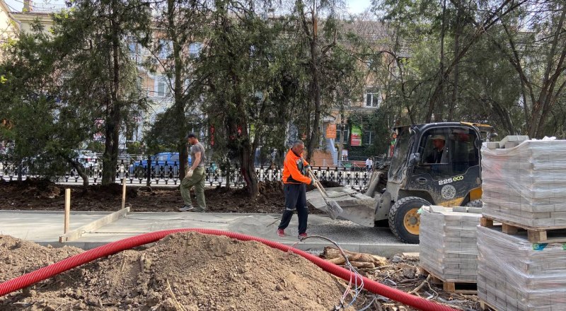 В этом году благоустройство в Симферополе началось загодя - подрядчик начал работы в сквере на бульваре Ленина ещё в марте. Фото пресс-службы Симферопольской администрации.
