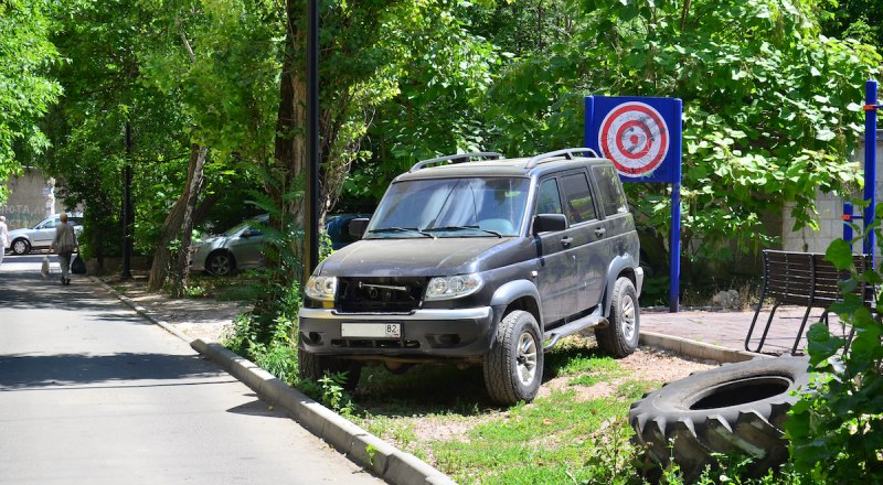 Парковка в Крыму во дворах - отдельная статья штрафов.