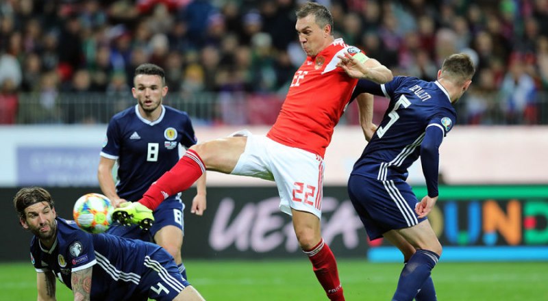 Капитан сборной России Артём Дзюба забивает третий гол в ворота сборной Шотландии.