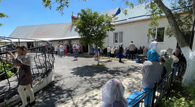 Встречи у церкви собирают много жителей Мазанки.