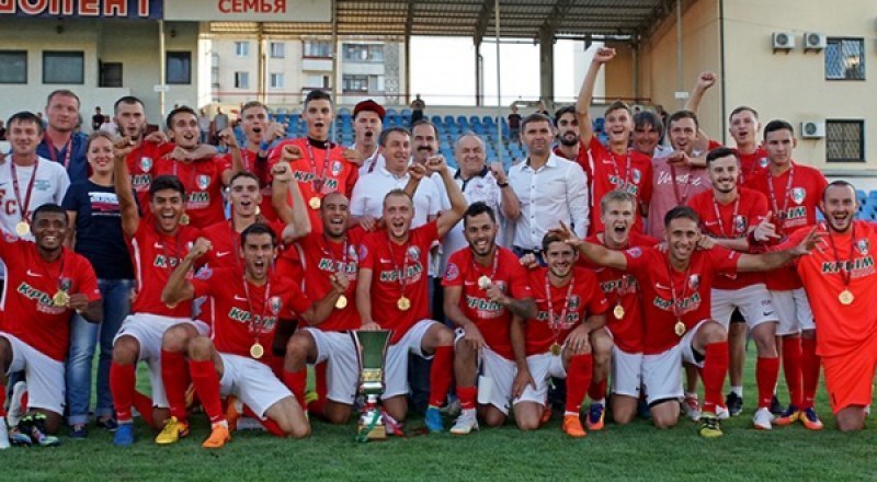 Вот они, счастливые владельцы Суперкубка КФС-2018 - футболисты молодёжненской «Крымтеплицы».