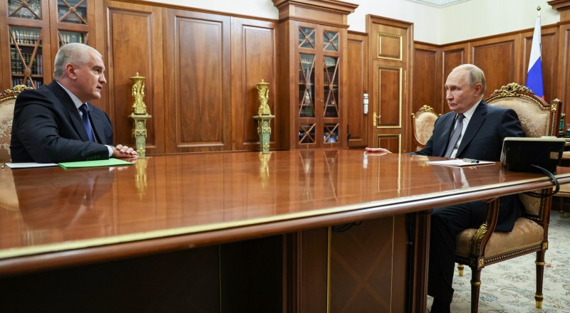 Сергей Аксёнов с докладом у президента России. Фото с сайта Кремля.