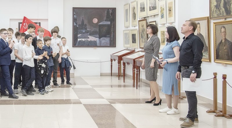 Симферопольские школьники на вернисаже. Фото Дарьи Фращенко.