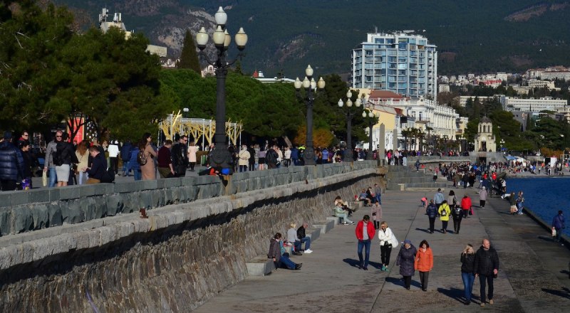 Женский день и майские праздники многие крымчане и наши соотечественники планируют провести в главном городе-курорте полуострова.