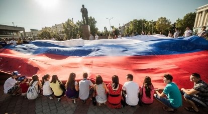 Триколор на площади Ленина в Симферополе.