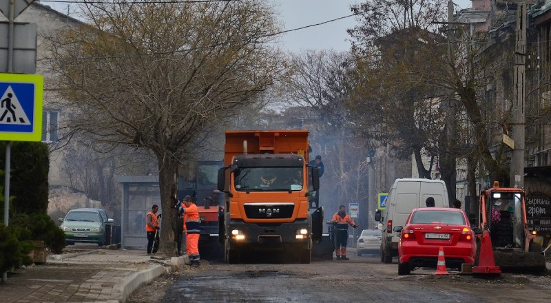 В Крыму продолжают ремонтировать дороги.