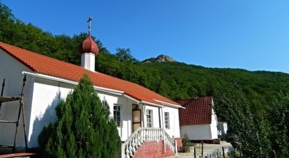 Монастырский храм в честь Киево-Печерских святых.