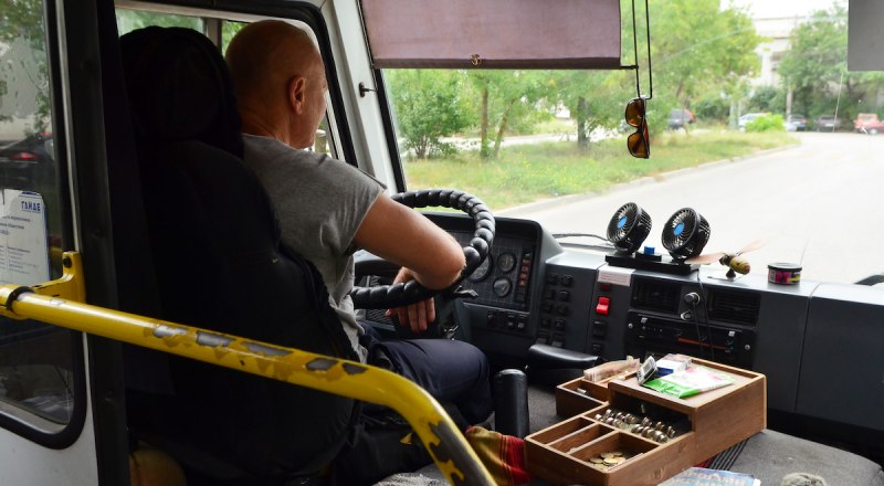 Крымские власти готовы бесплатно переобучать водителей, лишь бы они работали на общественном транспорте.