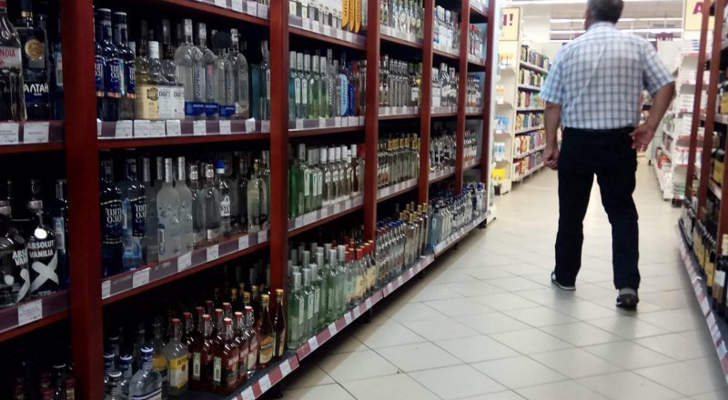 Минимальная цена на водку с 19 августа - 205 рублей за пол-литра.