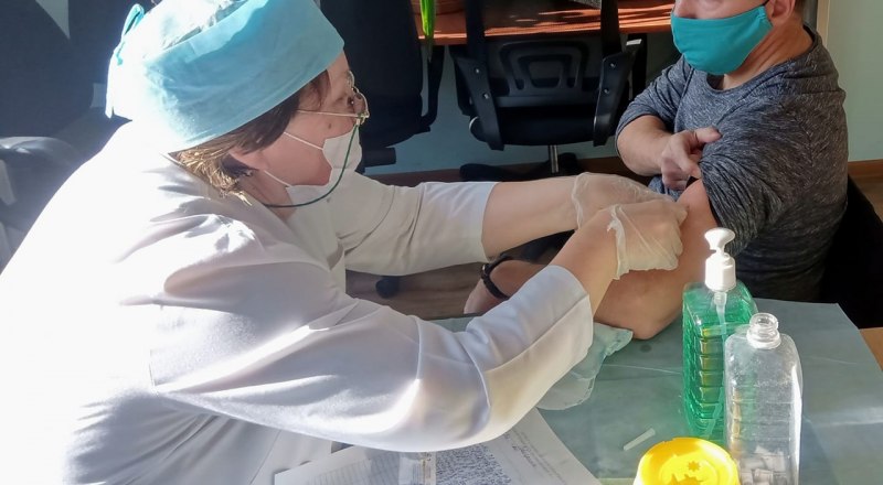 Пока вакцина от COVID не прибыла в Крым в достаточном количестве, врачи советуют привиться от гриппа.