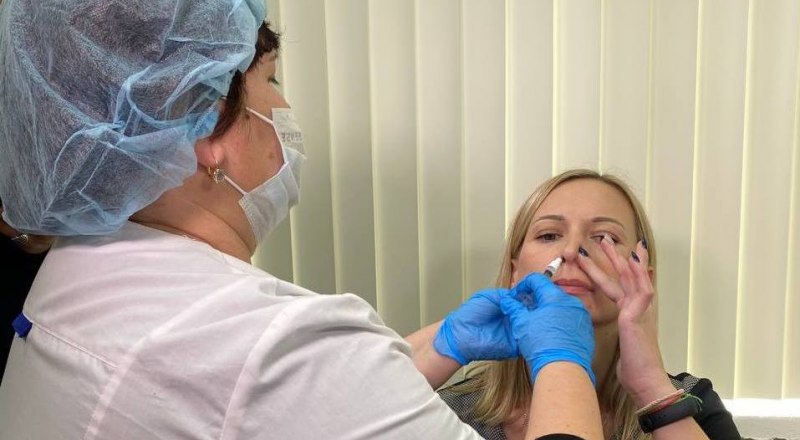 Назальную вакцину против COVID-19 вводят в ноздрю на вдохе. Фото пресс-службы Минздрава РК.