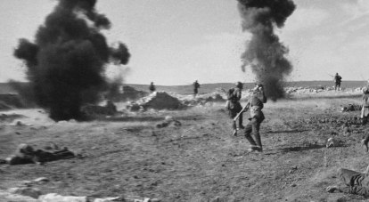 «Смерть солдата» - снимок сделан Анатолием Гараниным весной 1942-го на Керченском полуострове. За миг до съёмки перед нашими атакующими солдатами разорвался фашистский снаряд.