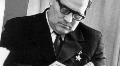 Герой Советского Союза, лётчик Михаил Девятаев подписывает свою книгу сотрудникам «Крымской правды».