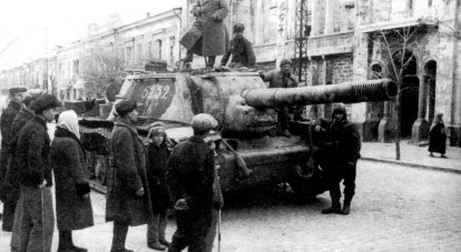 Самоходная установка 1824-го тяжёлого самоходно-артиллерийского полка на улице Карла Маркса в Симферополе. 13 апреля 1944 года.