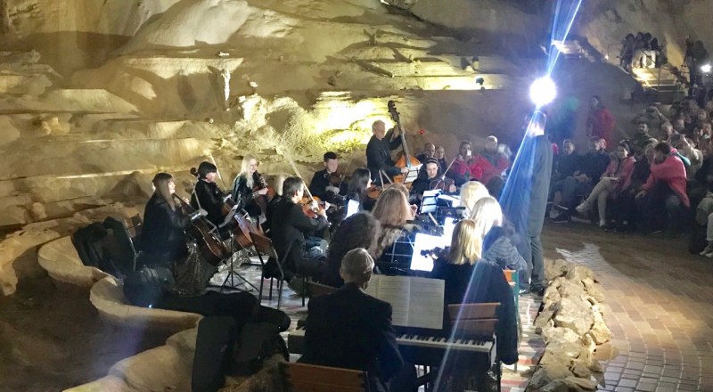 Оркестр в пещере звучит волшебно.
