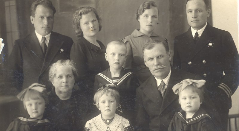 Девочка Лида, Лидия Сергеевна Пастухова, в центре с родными. Фото из семейного архива Пастуховых.