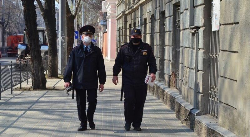 Выходить на улицу без особой надобности запрещено - за исполнением указа главы респуб­лики следят полицейские патрули.