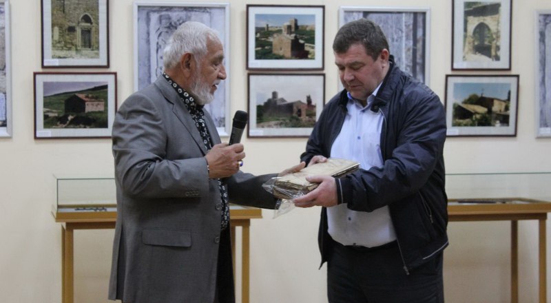Станислав Ян передаёт книгу Юрию Лаптеву для музейного фонда. Фото Евгении Барановой.