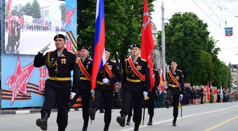 Военный парад в столице республики: триколор и Знамя Победы.