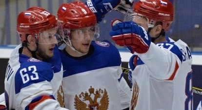 Вот она - «птица-тройка» российского и мирового хоккея - Дадонов, Панарин, Шипачёв (слева направо).