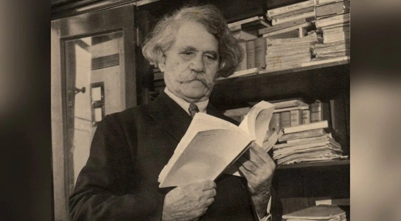 Вся жизнь писателя - с книгой в руках. Фоторепродукция Владимира ПЕТРОВА.