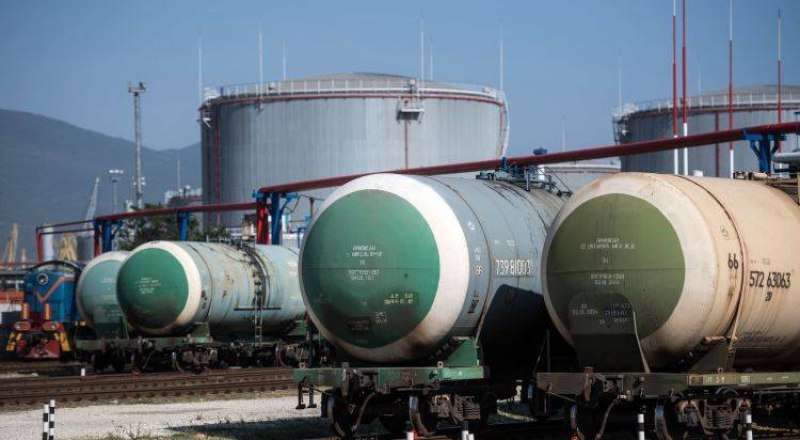 В прошлом году власти приватизировали Феодосийскую нефтебазу, продав её за 651,2 млн. рублей.