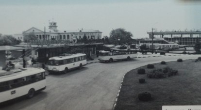 Троллейбусы идут из аэропорта. 1966 год.