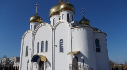 Храм в честь адмирала Фёдора Ушакова. Как и положено военному, он строг: белая форма и золотые погоны.