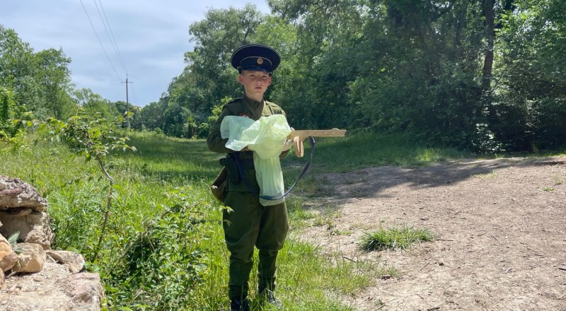 Один из участников мероприятия был одет в военную форму - ведь незадолго до субботника прошёл День Победы.