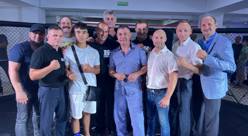 На глазах у легенды! Абсолютный чемпион мира по боксу  Константин Цзю (в центре) посетил открытый турнир бойцовской лиги К-1 в Симферополе.
