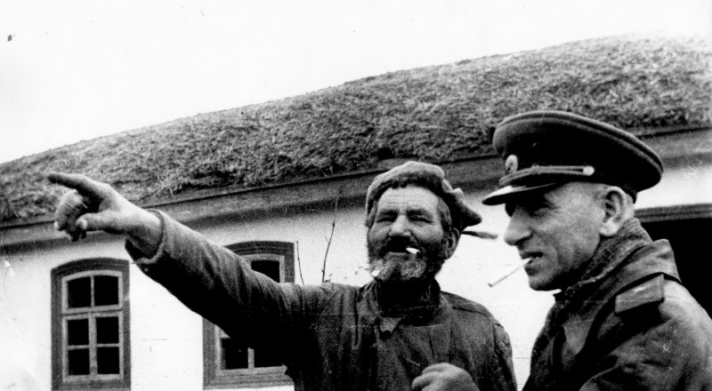 Иван Оленчук и Яков Дашевский, снимок нашего фотокора Леонида Яблонского, 1943 год. Фото из архива редакции.