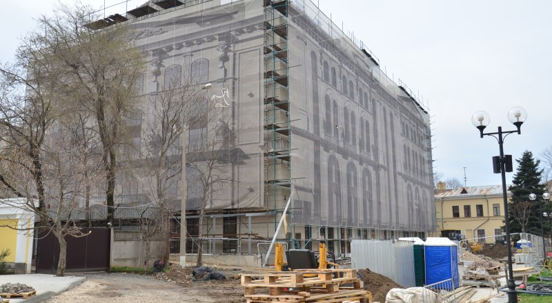 Симферополь точно меняется к лучшему. Ещё бы сроки не срывали… Фото Александра КАДНИКОВА.
